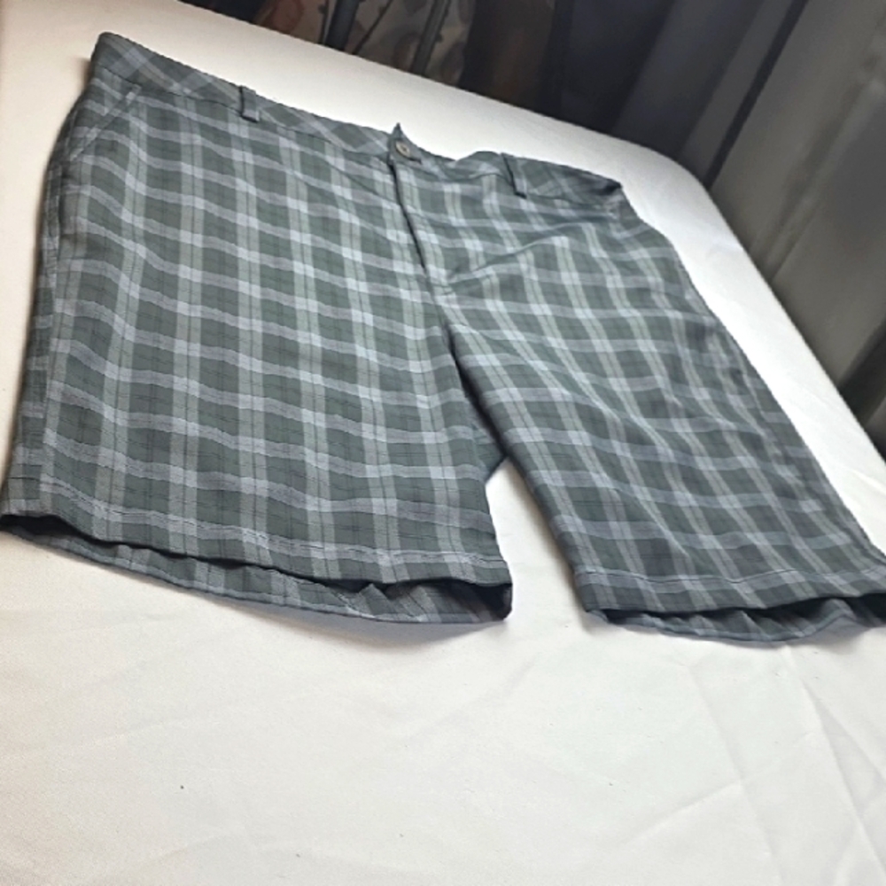 Under Armour Performance Men's Shorts Gray Plaid Flat Front  Lightweight 40R EUC